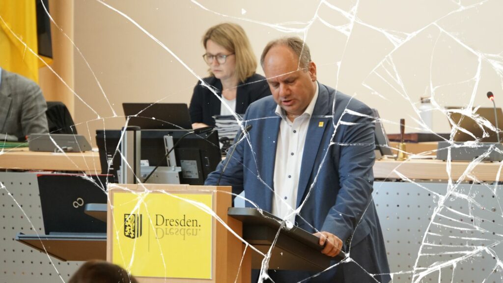 Oberbürgermeister Dirk Hilbert bei einer Stadtratssitzung im Jahr 2022