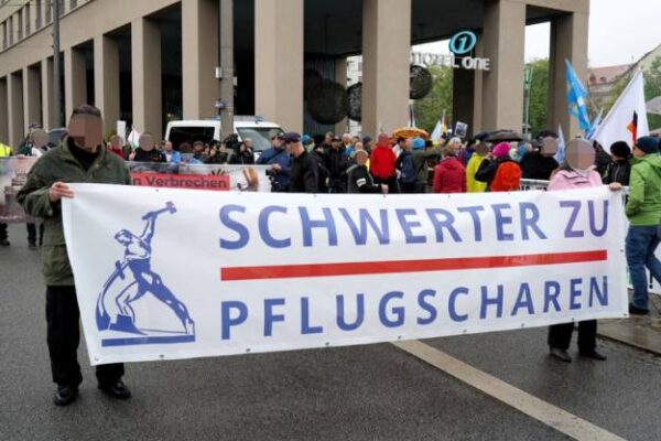 Banner "Schwerter zu Pflugscharen" (4x1 m)
