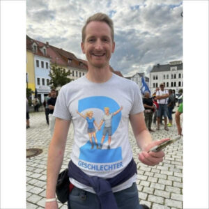 T-Shirt "Zwei Geschlechter" in grau getragen von Marcus Fuchs auf der Montagsdemo in Dippoldiswalde
